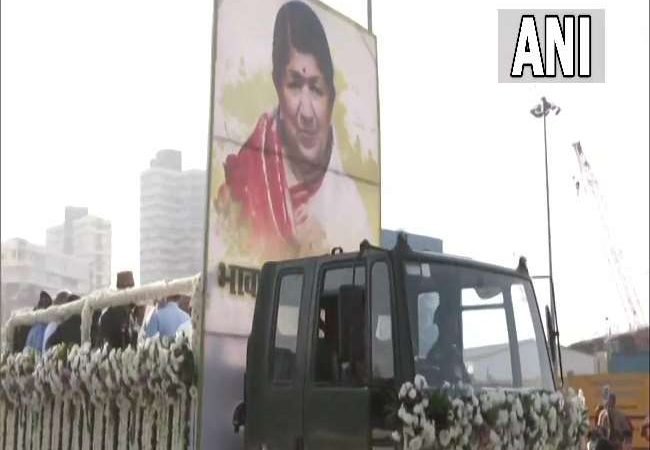 Lata Mangeshkar Death news update: सुर कोकिला लता मंगेशकर का अंतिम सफर, विदाई देने के लिए लोगों का हुजूम उमड़ा
