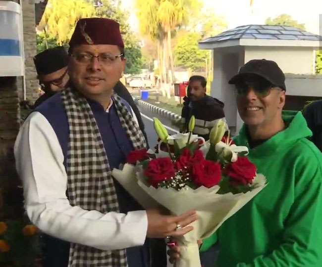 अक्षय कुमार बनेंगे उत्तराखंड के ब्रांड एंबेसडर, मुलाकात के दौरान सीएम धामी ने पहनाई ब्रह्मकमल की टोपी