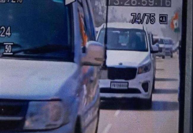 लुधियाना में युवक ने चलती कार पर फेंका झंडा, राहुल के मुंह पर लगा; सुरक्षा एजेंसियाें में हड़कंप