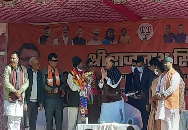 राजनाथ सिंह की जुबां पर भी पुष्पा का डायलाग, बोले- अपना पुष्कर फ्लावर है और फायर भी