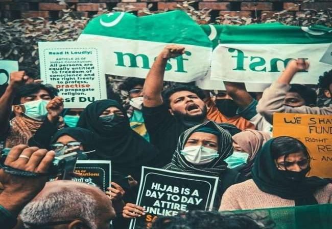 Hijab Controversy: कर्नाटक का हिजाब विवाद अब दिल्ली तक पहुंचा, डीयू में छात्राओं ने बुर्का पहनकर किया विरोध प्रदर्शन