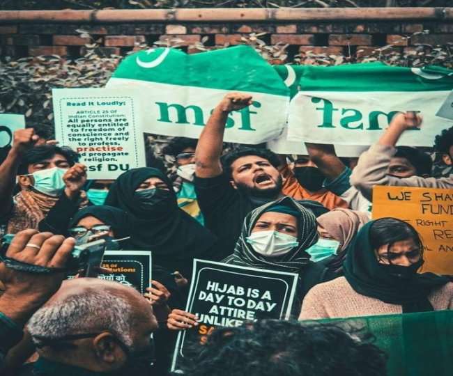 Hijab Controversy: कर्नाटक का हिजाब विवाद अब दिल्ली तक पहुंचा, डीयू में छात्राओं ने बुर्का पहनकर किया विरोध प्रदर्शन