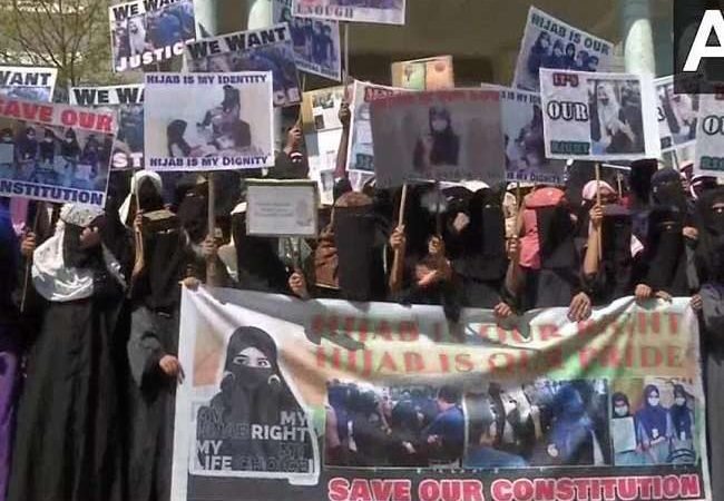 Karnataka Hijab Row: हिजाब विवाद पर आज हाईकोर्ट में फिर होगी सुनवाई, तीन दिन तक बंद हुए स्कूल-कालेज