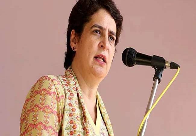 Hijab Controversy: प्रियंका गांधी बोलीं- ‘बिकिनी हो, घूंघट या हिजाब, महिलाओं को मर्जी के कपड़े पहनने का हक’