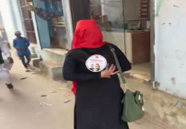 मुस्लिम महिला की पीठ पर चिपकाया सपा का स्टिकर, अनुराग ठाकुर ने कहा-लाल टोपी का काला कारनामा
