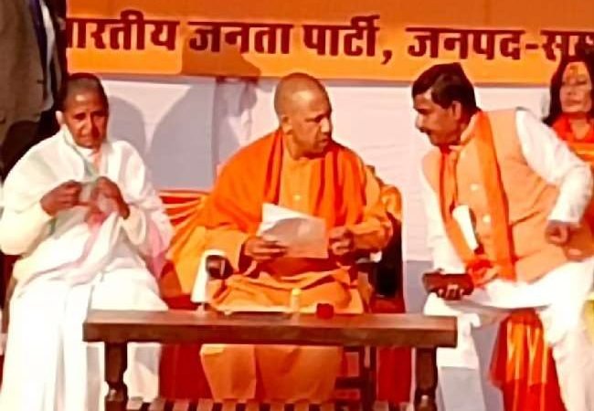 मुख्यमंत्री ने सपा सांसद शफीकुरर्हमान बर्क पर बोला हमला, कहा-तालिबानी मानसिकता वालों के लिए तैयार है बाबा का बुलडोजर