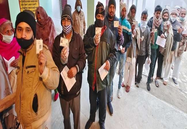 UP Election 2022 Voting LIVE: कोहरे तथा ठंड के बीच पहले चरण का मतदान शुरू, केन्द्रों पर लगीं कतारें
