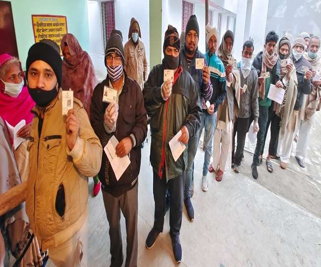 UP Election 2022 Voting LIVE: कोहरे तथा ठंड के बीच पहले चरण का मतदान शुरू, केन्द्रों पर लगीं कतारें
