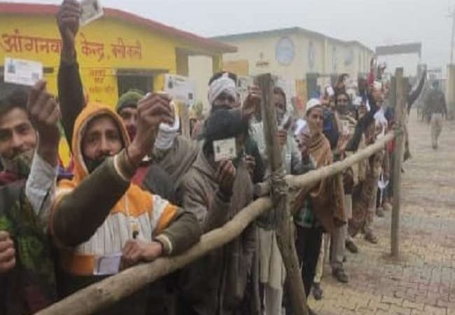 LIVE UP Election 2022 Phase 1 Voting : चार घंटे में कुल 20.03 प्रतिशत मतदान, शामली में चार घंटे में वोटिंग प्रतिशत बढ़ा तो अलीगढ़ में मतदाताओं में जोश कम