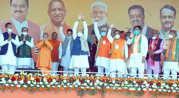 युवाओ के सर चढ़कर बोला मोदी-योगी का जादू, मोदी की एक झलक पाने को बेताब दिखे लोग