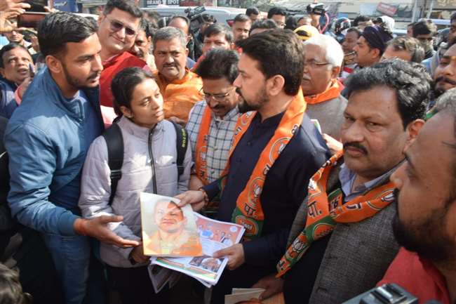 वाराणसी में चुनाव प्रचार करने पहुंचे भाजपा नेता अनुराग ठाकुर, कहा – ‘पांच वर्षों में खत्म किया गुंडाराज माफियाराज’