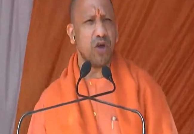 PM Modi in Kasganj : कासगंज में पीएम मोदी के आगमन से पहले सीएम योगी आदित्यनाथ ने मंच संभाला, बोले-साफ किया माफियावाद