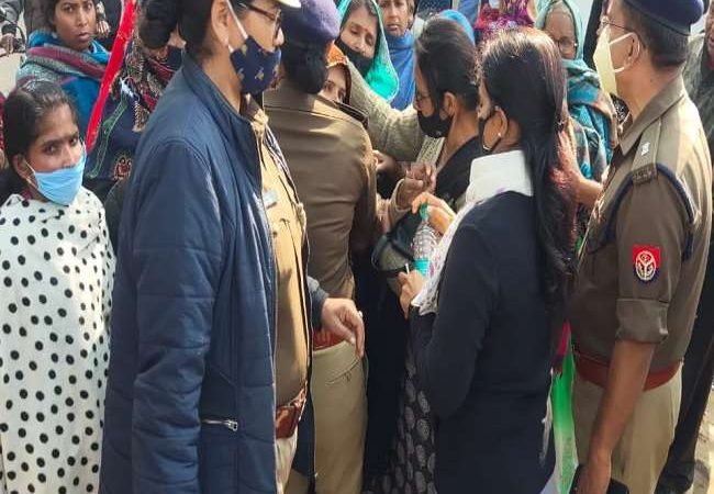 उन्नाव में लापता दलित लड़की का मिला शव, अखिलेश यादव की गाड़ी के आगे कूदी थी मां