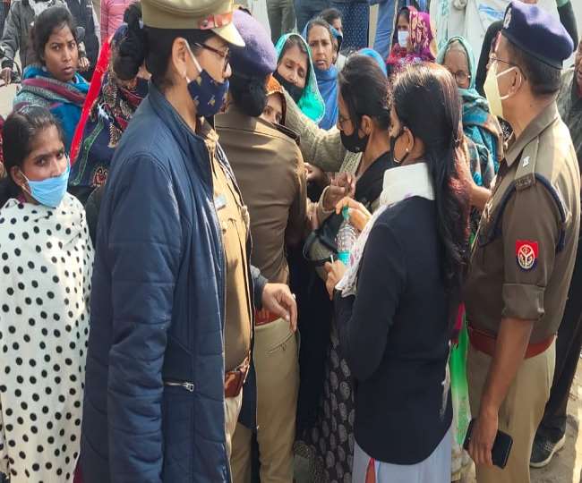 उन्नाव में लापता दलित लड़की का मिला शव, अखिलेश यादव की गाड़ी के आगे कूदी थी मां
