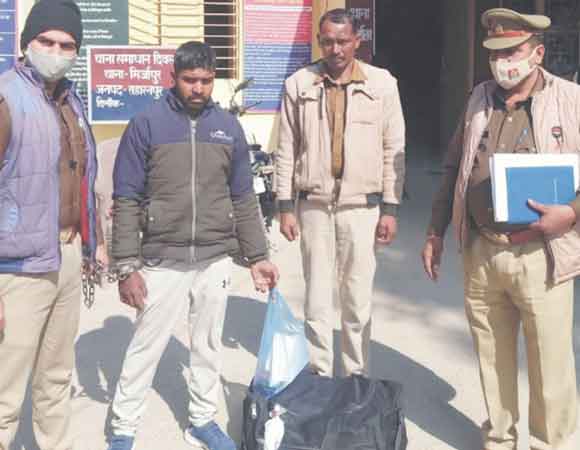 पुलिस ने अवैध शराब के साथ दबोचा एक तस्कर