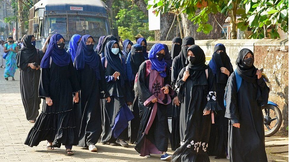 Hijab Controversy: कॉलेज में हिजाब पहनकर एंट्री की जिद पर अड़ी छात्राएं