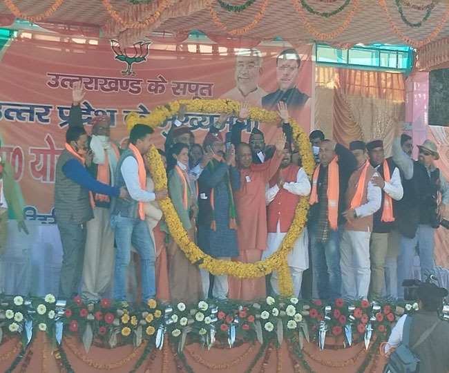 मातृभूमि में गरजे योगी आदित्यनाथ, बोले- पहले यूपी में व्यापारियों पर चलते थे बम, अब अपराधियों को भागने लायक नहीं छोड़ता