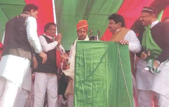 जयंत चौधरी को पगड़ी पहनाकर किया सम्मानित