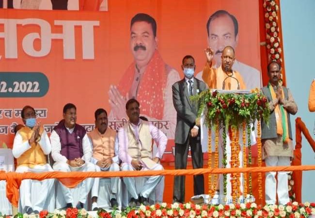 CM Yogi Adityanath in Etah: एटा में सीएम योगी आदित्यनाथ ने सपा पर बोला तीखा हमला, कहा विपक्ष माफिया के साथ