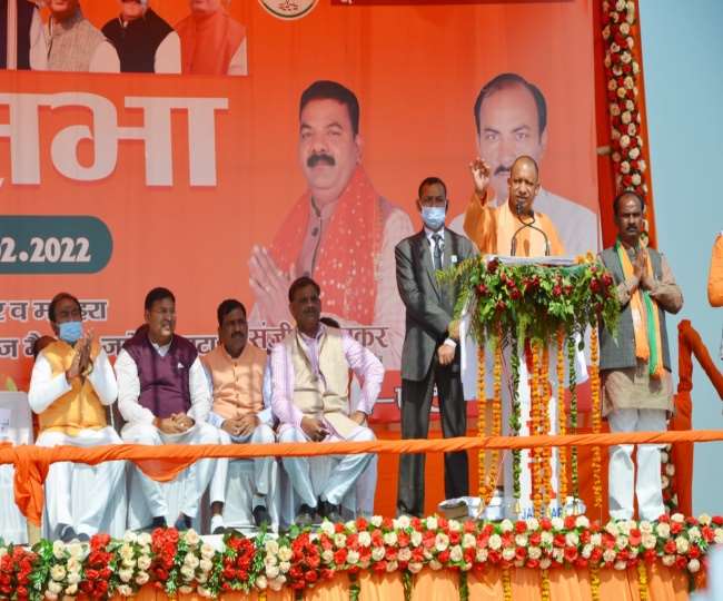 CM Yogi Adityanath in Etah: एटा में सीएम योगी आदित्यनाथ ने सपा पर बोला तीखा हमला, कहा विपक्ष माफिया के साथ