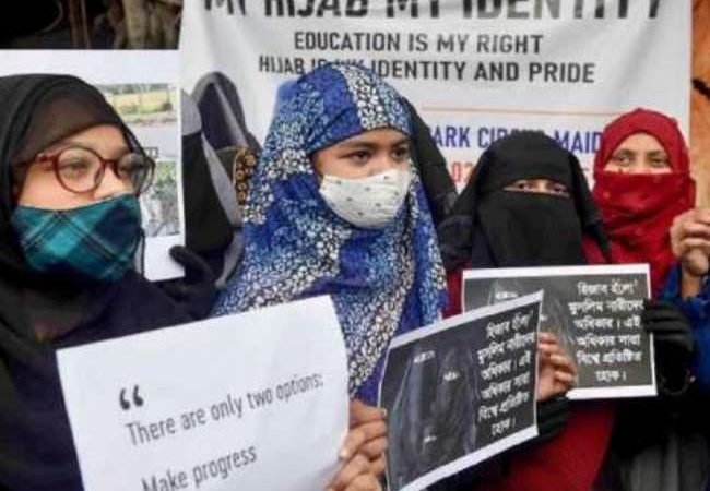 हिजाब विवाद : कर्नाटक में आज से खुलेंगे स्कूल, मुख्यमंत्री बोम्मई की चेतावनी, कहा- गड़बड़ी करने वालों पर हो सख्त कार्रवाई