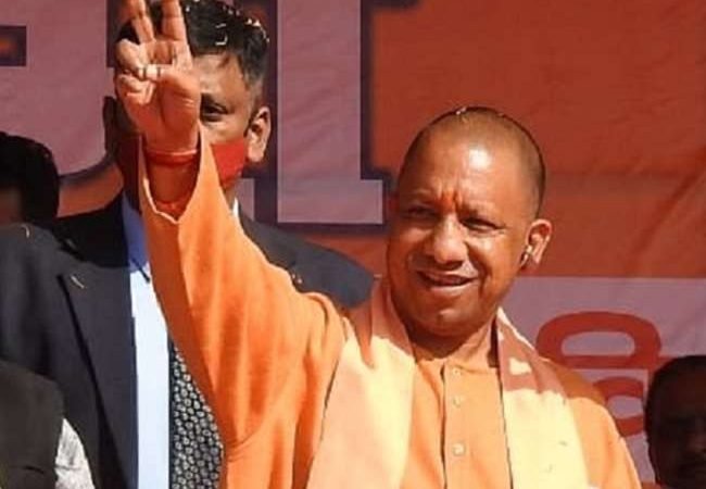 फर्रुखाबाद में मुख्यमंत्री योगी बोले- एक हाथ से विकास और दूसरे हाथ से चलना चाहिए बुलडोजर