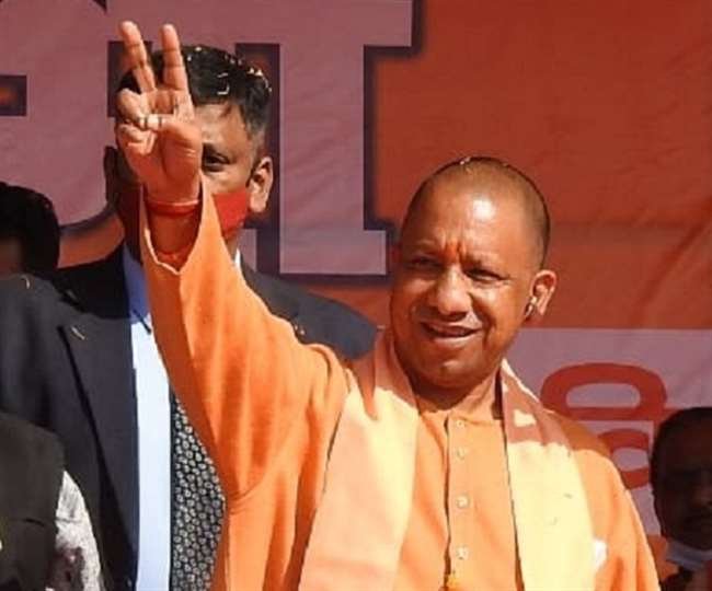 फर्रुखाबाद में मुख्यमंत्री योगी बोले- एक हाथ से विकास और दूसरे हाथ से चलना चाहिए बुलडोजर