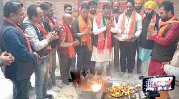 बालाजी धाम में भाजपा प्रत्याशी के पक्ष में किया हवन-यज्ञ