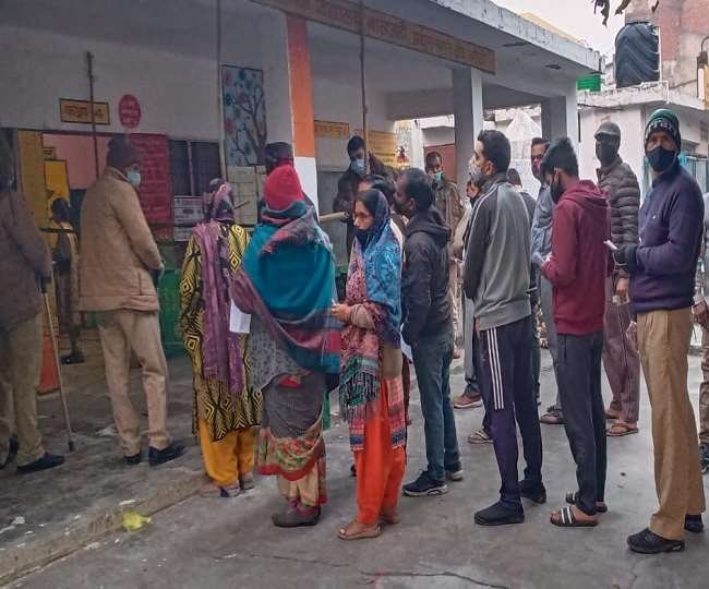 LIVE UP Election 2022 2nd Phase Voting: दूसरे चरण के लिए मतदान शुरू, दूसरे चरण के लिए मतदान शुरू, बरेली में कई बूथों पर मशीनें खराब