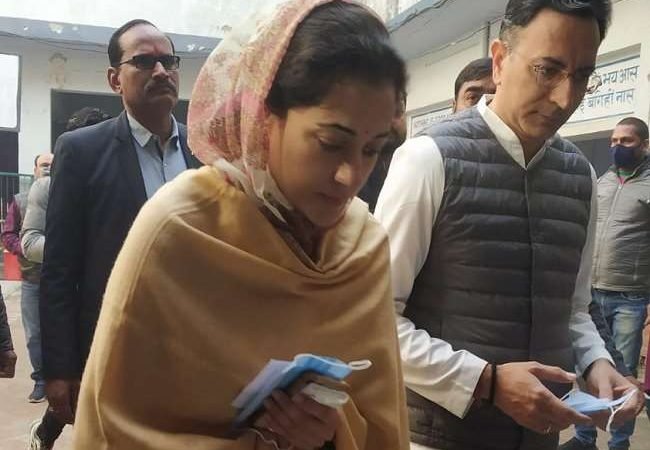 LIVE UP Election 2022 2nd Phase Voting: दूसरे चरण का मतदान जारी, मंत्री जितिन प्रसाद ने ने शाहजहांपुर में पत्नी के साथ डाला वोट