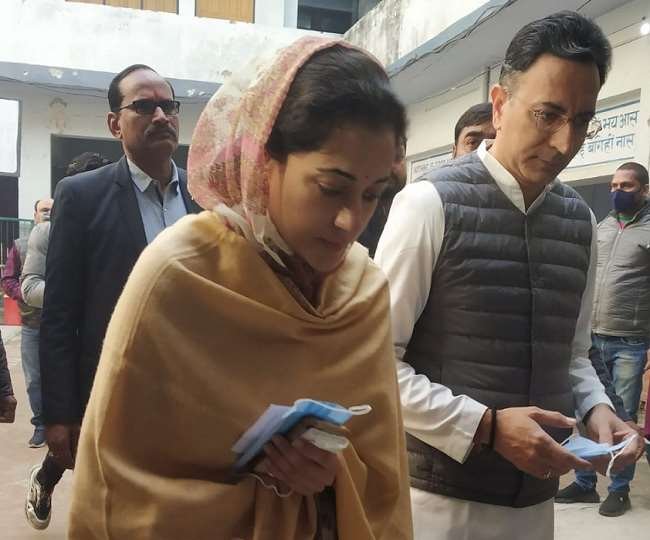 LIVE UP Election 2022 2nd Phase Voting: दूसरे चरण का मतदान जारी, मंत्री जितिन प्रसाद ने ने शाहजहांपुर में पत्नी के साथ डाला वोट