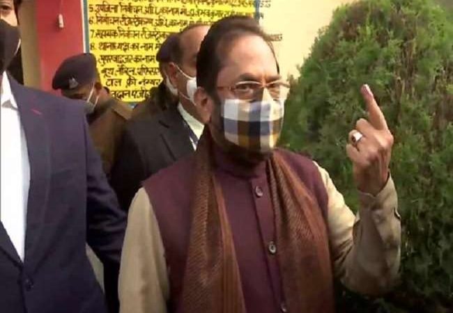 LIVE UP Election 2022 2nd Phase Voting: दूसरे चरण के लिए मतदान चुनाव जारी, रामपुर में केन्द्रीय मंत्री मुख्तार अब्बास नकवी ने किया मतदान