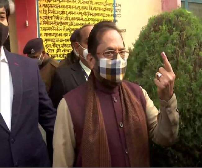 LIVE UP Election 2022 2nd Phase Voting: दूसरे चरण के लिए मतदान चुनाव जारी, रामपुर में केन्द्रीय मंत्री मुख्तार अब्बास नकवी ने किया मतदान