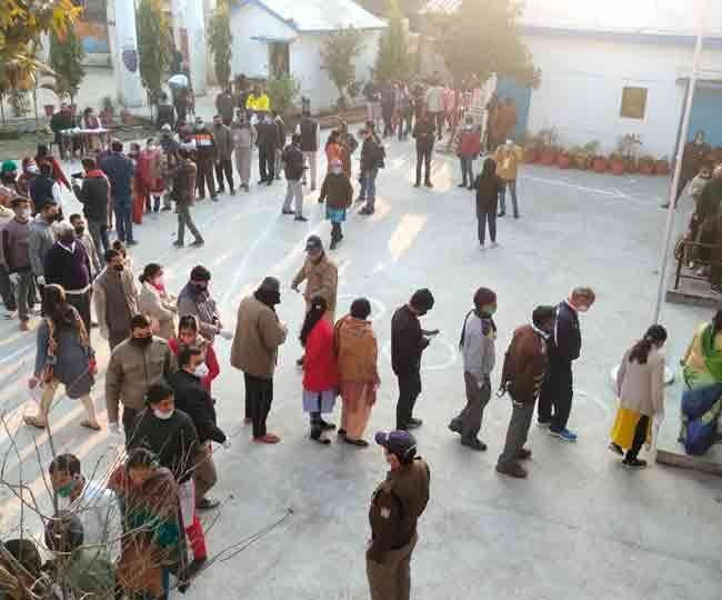 LIVE Uttarakhand Election 2022 Voting: पहले तीन घंटे 18.97 प्रतिशत मतदान, मतदाता सूची से कई नाम गायब; चुनाव के लिए वोटिंग जारी