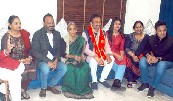 प्रत्याशियों ने परिजनों के बीच रहकर मिटाई चुनावी थकान, समर्थकों से की चर्चा