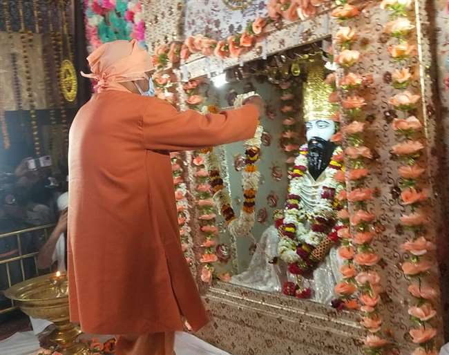 Sant Ravidas Jayanti 2022 : मुख्‍यमंत्री योगी आदित्‍यनाथ ने सीर गोवर्द्धन में संत रविदास को किया नमन