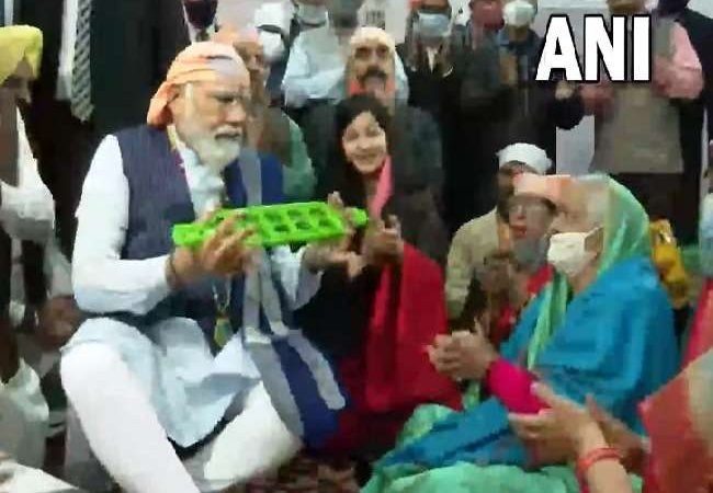 पीएम मोदी ने करोल बाग के रविदास विश्राम धाम मंदिर टेका माथा, ‘शबद कीर्तन’ में लिया भाग