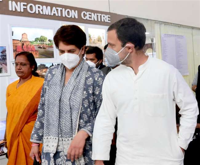 राहुल और प्रियंका गांधी सीर गोवर्द्धन में संत रविदास को नमन करने पहुंचे