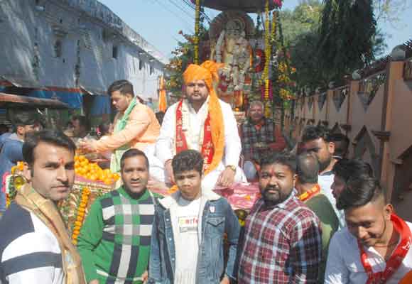 वार्षिकोत्सव पर बैंडबाजों के साथ निकाली बालाजी की शोभायात्रा