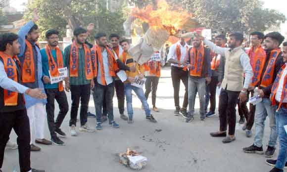 अभाविप ने फूंका तमिलनाड़ु सरकार का पुतला