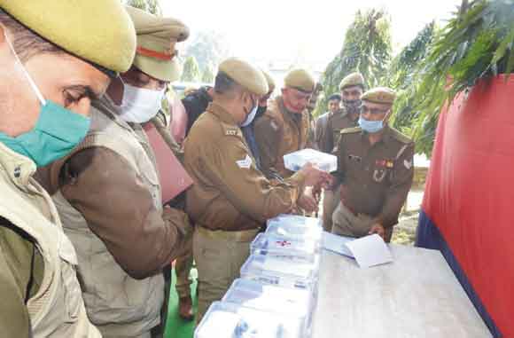 एसएसपी ने चुनाव ड्यूटी के लिए पुलिसकर्मियों को किया रवाना