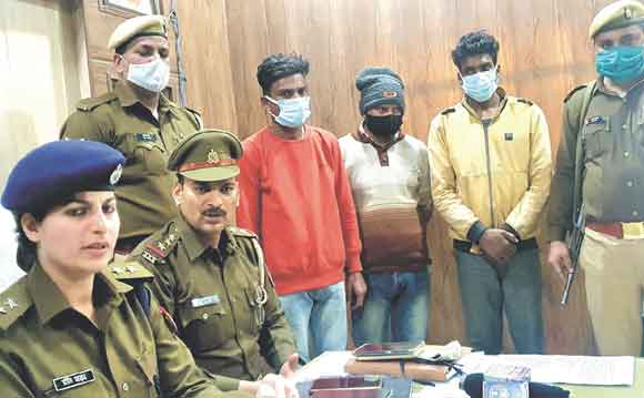 मुठभेड़ में पुलिस ने दबोचे तीन बदमाश, चोरी का माल बरामद