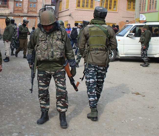 Grenade Attack : श्रीनगर के ख्वाजा बाजार में ग्रेनेड हमला, किसी के हताहत होने की खबर नहीं