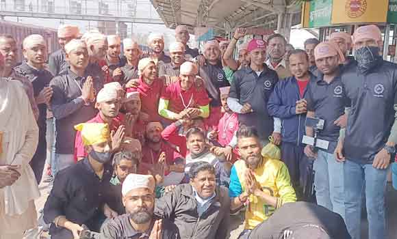 बनारस से लौटे श्रद्धालुओं का किया भव्य स्वागत