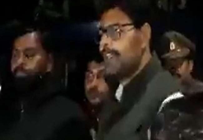 UP Election 2022: अयोध्या में भाजपा के प्रत्याशी के वाहन के काफिले पर फायरिंग के मामले में सपा प्रत्याशी अभय सिंह गिरफ्तार, संवेदनशील विधानसभा क्षेत्र में मतदान के पहले ही हिंसा