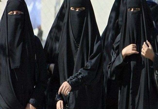 Hijab Controversy: हिजाब नियम का विरोध कर रही 10 छात्राओं पर FIR, धारा-144 के उल्लंघन का आरोप