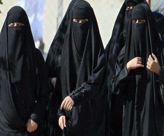 Hijab Controversy: हिजाब नियम का विरोध कर रही 10 छात्राओं पर FIR, धारा-144 के उल्लंघन का आरोप