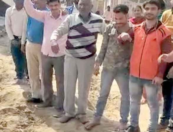 सड़क निर्माण को लेकर क्षेत्रवासियों ने किया प्रदर्शन