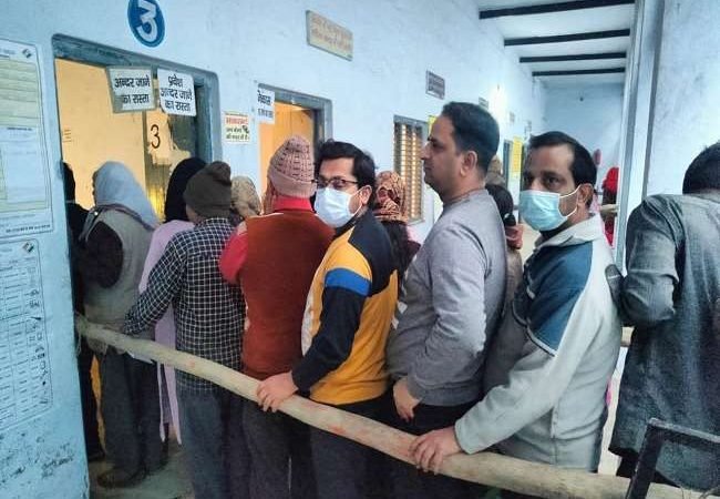 UP Election 2022 Voting LIVE: तीसरे चरण की 59 सीटों पर मतदान शुरू, मैदान में अखिलेश यादव सहित 627 प्रत्याशी