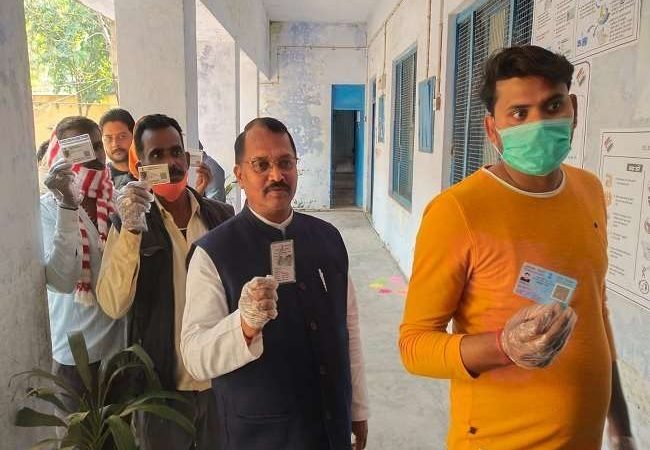 UP Election 2022 Voting LIVE: मतदान ने पकड़ी गति, चार घंटे में 21.18 प्रतिशत मतदान, ललितपुर में सर्वाधिक
